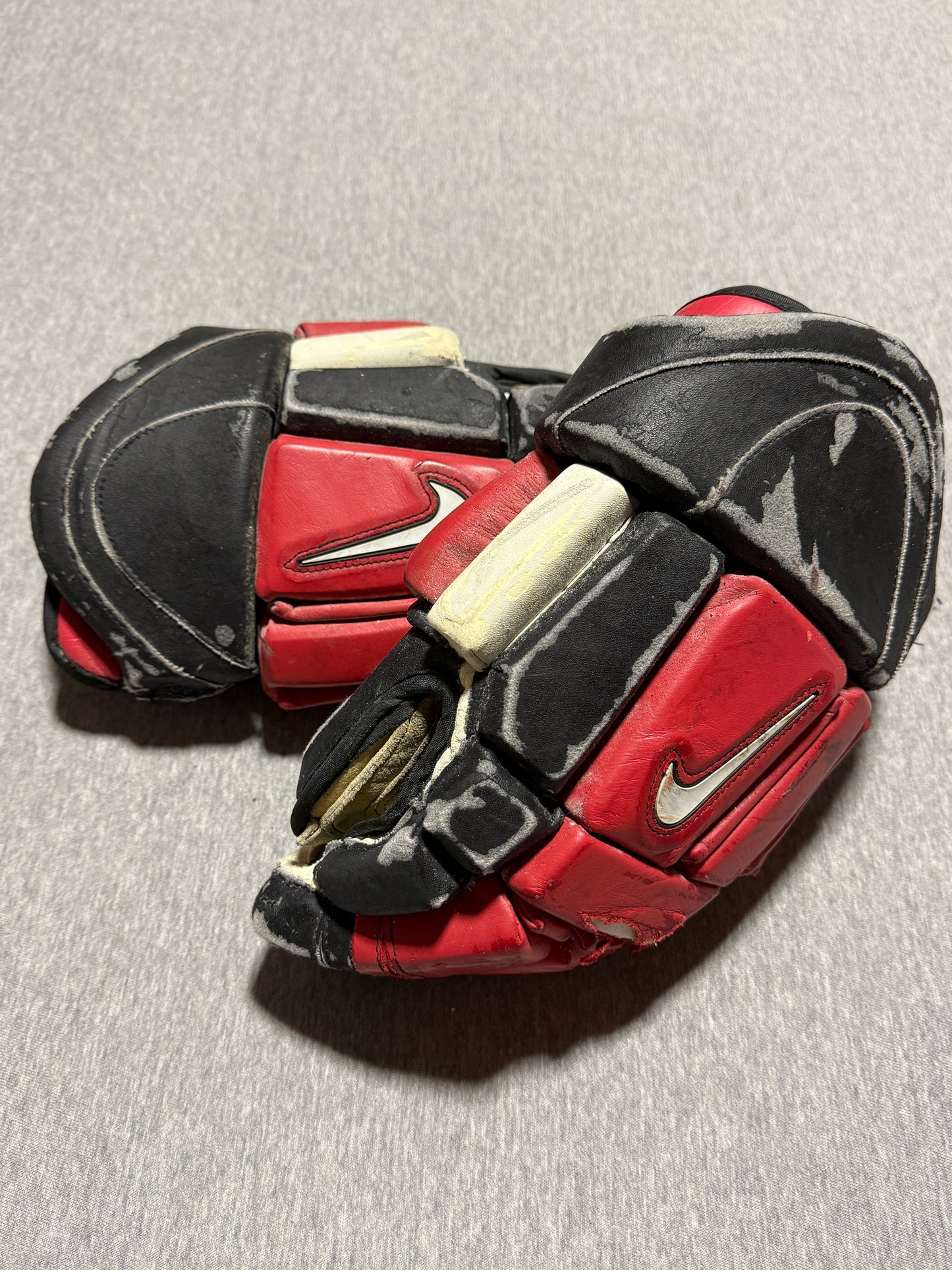 New Jersey Devils Authenticated Scott Niedermayer Game Worn Gloves - consignment